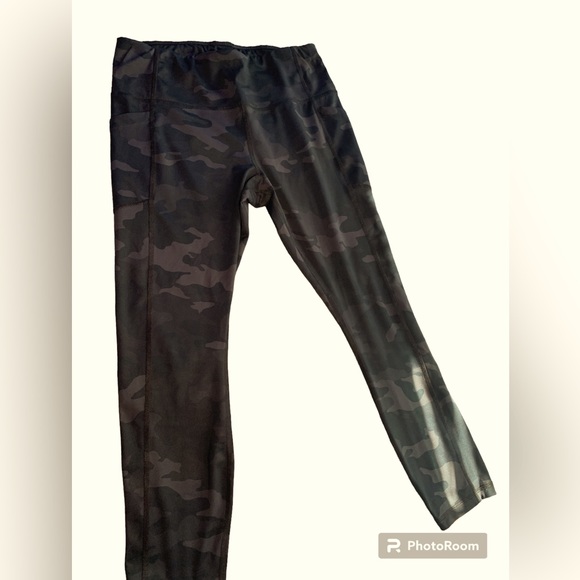 Black Camo Capri yoga pants - Picture 1 of 1